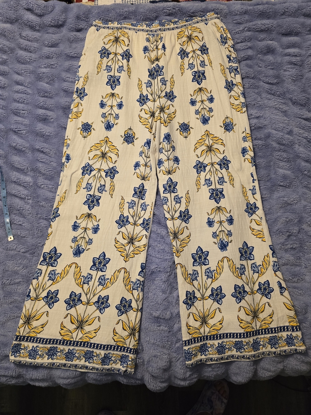 Draper James Cream Wide-Leg Floral Print Pants with Blue and Yellow Motif